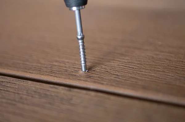 Como se atornilla la Tarima millboard