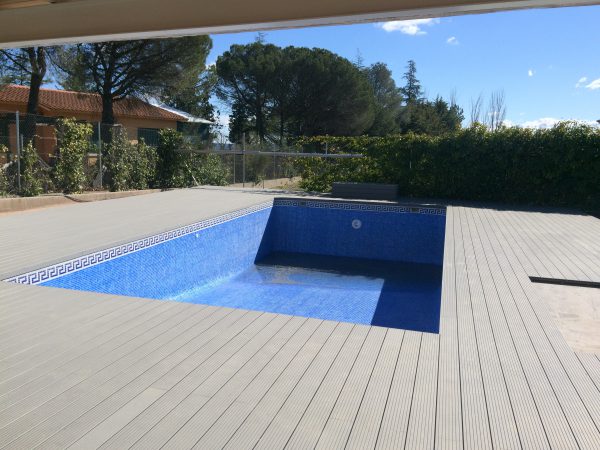 Plataforma exterior em madeira tecnológica Madrid