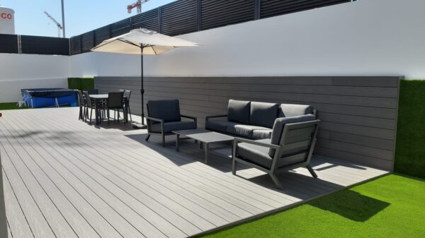 Cuánto cuesta una tarima de composite exterior (precio m² y costes que la gente se olvida)